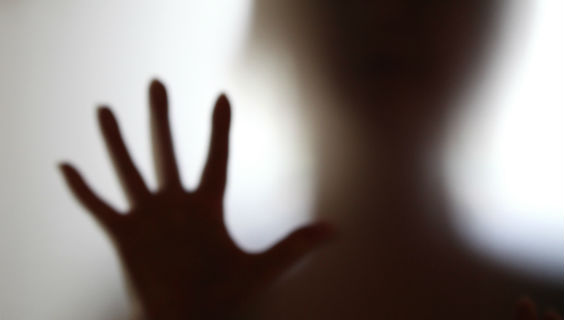 Silhuet af person som rækker hånden frem